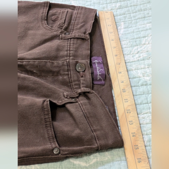 Gloria Vanderbilt Brown Amanda Jeans. Size 8 short. - Picture 3 of 7